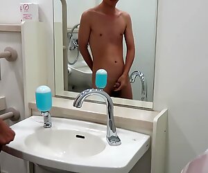 Japansk fyr nøgen og pissende på offentligheden toilet