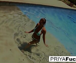Priya Rai i varm sommerdag i poolen med en sexet indisk pornostjerne - priya rai