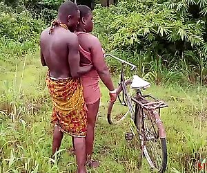 Okonkwo gav landsbyen dræbe dronning et lift med sin cykel, kneppede hende udendørs